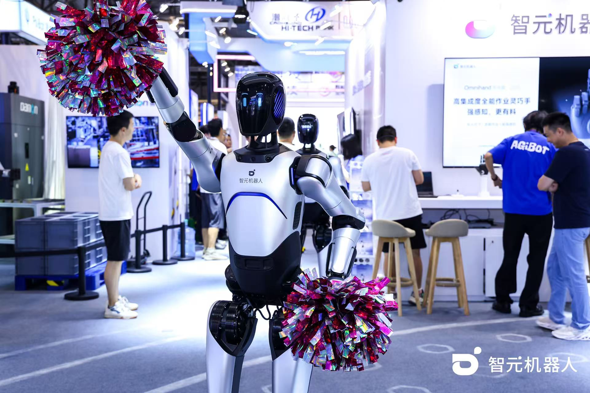 zoty中欧机器人 WAIC 首日展台火爆，机器人家族集体打工忙不停